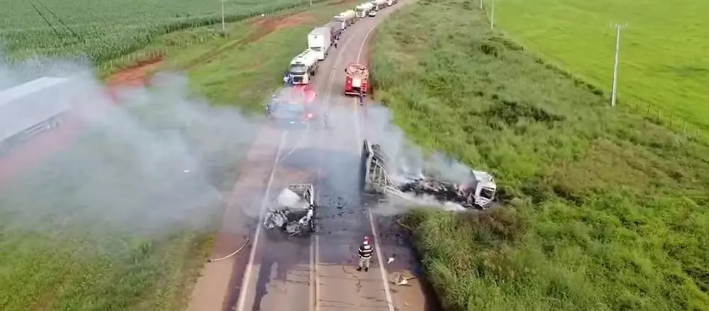 Caminhão e carro batem de frente e pegam fogo na BR 070